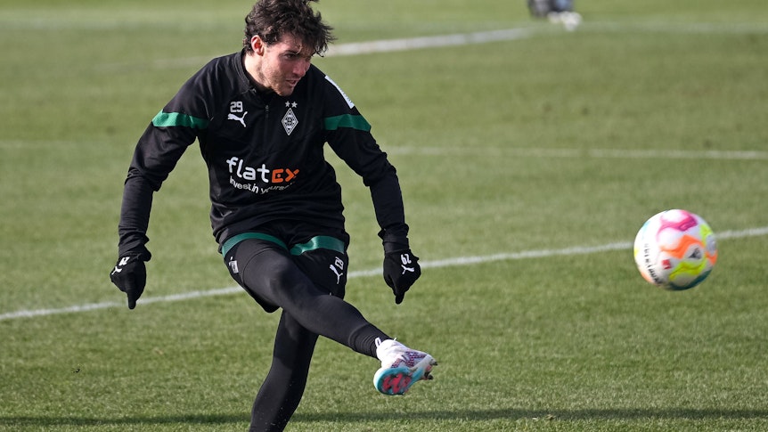 Joe Scally von Borussia Mönchengladbach, hier bei einer Trainingseinheit amm 9. Februar 2023, trifft am Sonntag (12. Februar/15.30 Uhr) in der Bundesliga auf Hertha BSC.