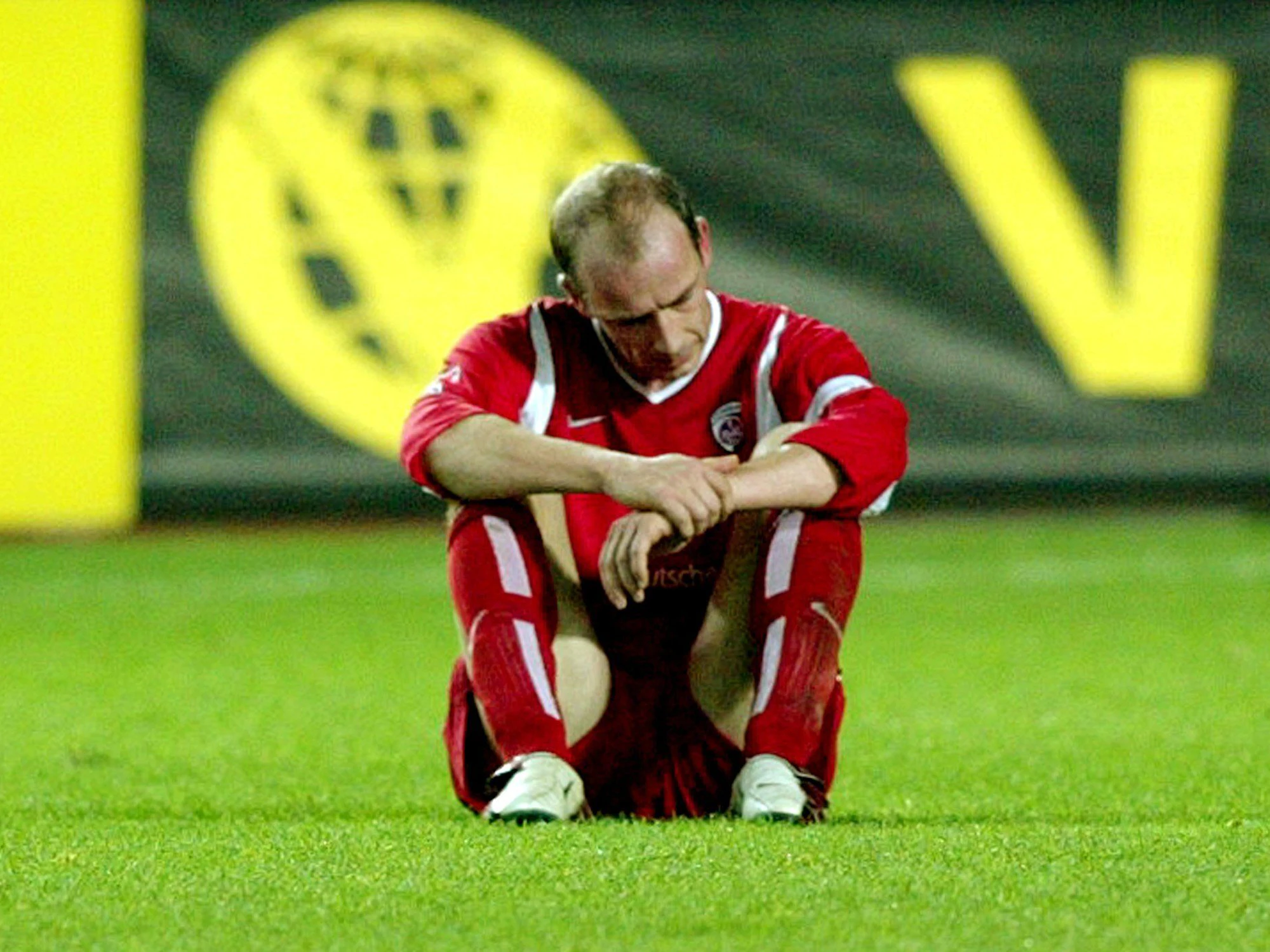 Mario Basler mit Ball Fußball 1. BL Herren Saison 1997 1998: FC Bayern München Einzelbild Mario Basler mit Ball Fußball 1. BL Herren Saison 1997 1998: FC Bayern München Einzelbild