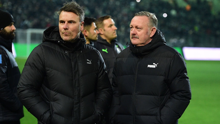 Roland Virkus (r.), Manager von Borussia Mönchengladbach, hier am 17. Dezember 2022 gemeinsam mit Steffen Korell (l.), Leiter der Scoutingabteilung des VfL.