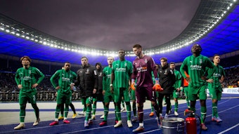 Die Spieler von Borussia Mönchengladbach sind nach der 1:4-Niederlage bei Hertha BSC am 12. Februar 2023 enttäuscht. Ko Itakura, Alassane Plea, Lars Stindl, Christoph Kramer, Florian Neuhaus, Marcus Thuram, Jonas Omlin, Jan Olschowsky, Manu Koné und Patrick Herrmann (v. l. n. r.) stehen vor der Gästekurve im Olympiastadion.