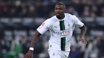 Marcus Thuram schaut im Spiel von Borussia Mönchengladbach gegen den FC Schalke 04 am 4. Februar 2023 nach vorne. Der Franzose trägt das weiße Gladbach-Heimtrikot.