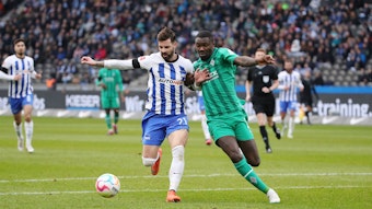 Marcus Thuram (r.) von Borussia Mönchengladbach am 12. Feburar 2023 im Zweikampf mit Marvin Plattenhardt von Hertha BSC.