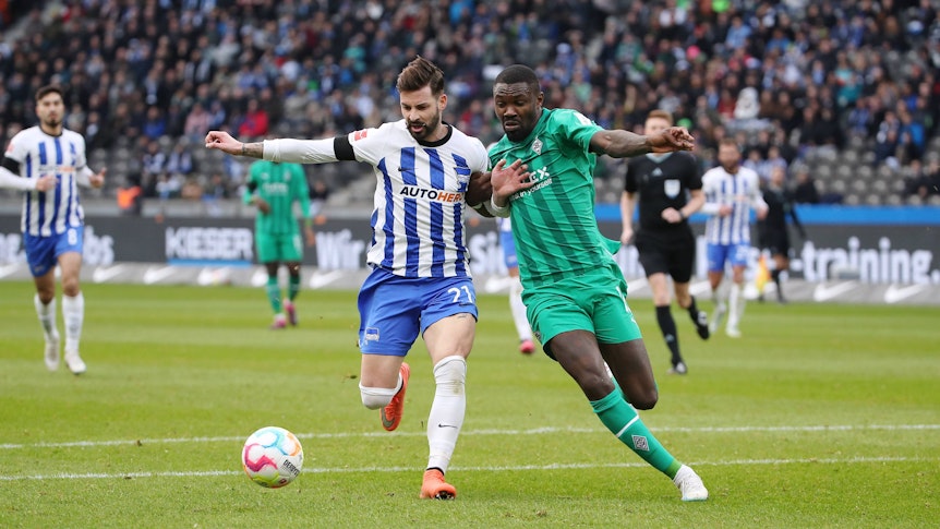 Marcus Thuram (r.) von Borussia Mönchengladbach am 12. Feburar 2023 im Zweikampf mit Marvin Plattenhardt von Hertha BSC.