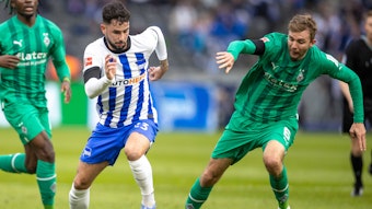 Borussia Mönchengladbach hat am Sonntag (12. Februar 2023) 1:4 bei Hertha BSC verloren. Das Foto zeigt Gladbachs Christoph Kramer (r.) im Zweikampf mit Berlins Marco Richter (l.)