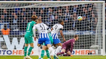 Borussia Mönchengladbach hat am Sonntag (12. Februar 2023) 1:4 bei Hertha BSC verloren. Das Foto zeigt die Fohlen bei der Entstehung des zwischenzeitlichen 2:1 der Berliner.