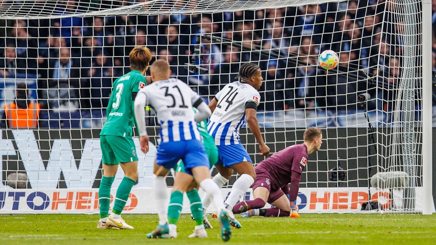 Borussia Mönchengladbach hat am Sonntag (12. Februar 2023) 1:4 bei Hertha BSC verloren. Das Foto zeigt die Fohlen bei der Entstehung des zwischenzeitlichen 2:1 der Berliner.