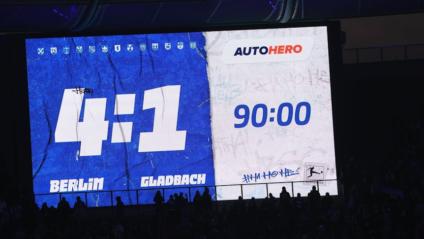 Die Anzeigetafel im Olympiastadion in Berlin zeigt das 4:1 von Hertha BSC gegen Borussia Mönchengladbach im Bundesliga-Spiel am 12. Februar 2023.