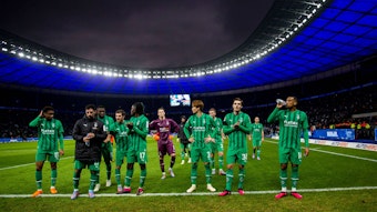 Ratlose Gesichter: Das Team von Borussia Mönchengladbach stellt sich am Sonntag (12. Februar 2023) nach der 1:4-Niederlage bei Hertha BSC den mitgereisten Fans.