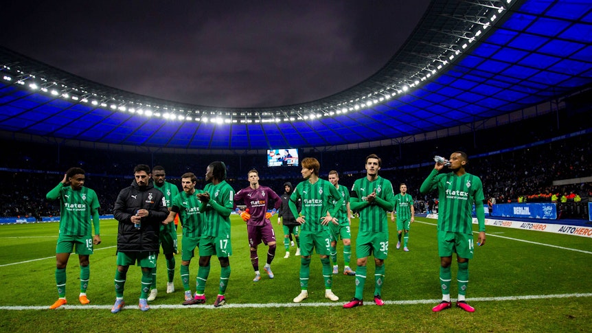 Ratlose Gesichter: Das Team von Borussia Mönchengladbach stellt sich am Sonntag (12. Februar 2023) nach der 1:4-Niederlage bei Hertha BSC den mitgereisten Fans.