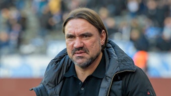 Daniel Farke, Trainer von Borussia Mönchengladbach, schaut im Rahmen des Bundesliga-Auswärtsspiels bei Hertha BSC am 12. Februar 2023 mit zerknirschtem Blick nach vorne.