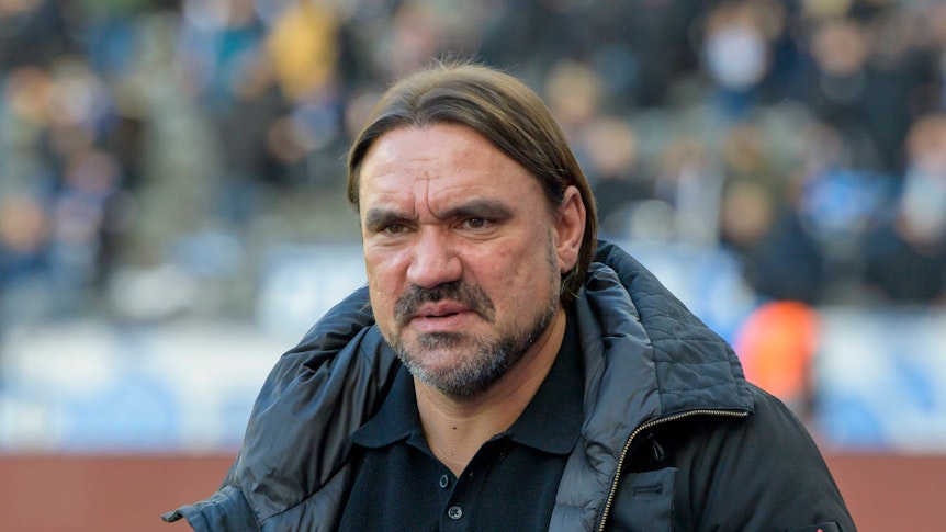 Daniel Farke, Trainer von Borussia Mönchengladbach, schaut im Rahmen des Bundesliga-Auswärtsspiels bei Hertha BSC am 12. Februar 2023 mit zerknirschtem Blick nach vorne.
