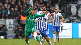 Hannes Wolf (l.), Spieler von Borussia Mönchengladbach, hier im Zweikampf mit Berlins Suat Serdar (r.), hat die Leserinnen und Leser von GladbachLIVE mit seiner Leistung bei Hertha BSC am meisten überzeugt.