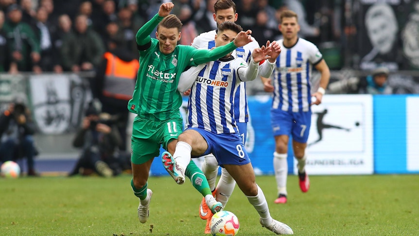 Hannes Wolf (l.), Spieler von Borussia Mönchengladbach, hier im Zweikampf mit Berlins Suat Serdar (r.), hat die Leserinnen und Leser von GladbachLIVE mit seiner Leistung bei Hertha BSC am meisten überzeugt.
