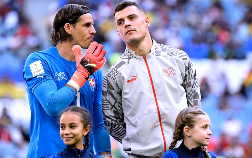Granit Xhaka (r.) steht vor dem WM-Spiel der Schweiz gegen Kamerun am 24. November 2022 bei der Nationalhymne neben Torhüter Yann Sommer, die beiden ehemaligen Spieler von Borussia Mönchengladbach sprechen miteinander.