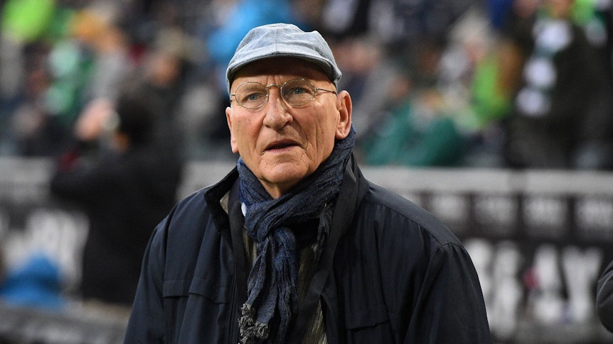 Wolfgang Kleff steht am 20. November 2021 im Rahmen eines Bundesliga-Spiels von Borussia Mönchengladbach gegen Greuther Fürth am Spielfeldrand im Borussia-Park. Der ehemalige Gladbach-Torwart trägt eine dunkle Jacke und eine Kappe.
