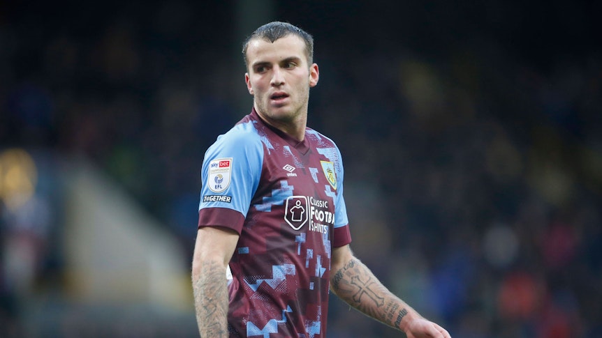Jordan Beyer im weinroten Trikot von FC Burnley am 14. Januar 2023 im Spiel gegen Coventry City. Beyer dreht seinen Kopf auf dem Foto nach rechts und schaut zur Seite.