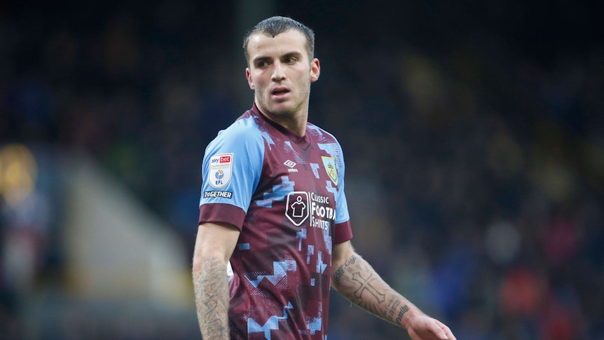 Jordan Beyer im weinroten Trikot von FC Burnley am 14. Januar 2023 im Spiel gegen Coventry City. Beyer dreht seinen Kopf auf dem Foto nach rechts und schaut zur Seite.