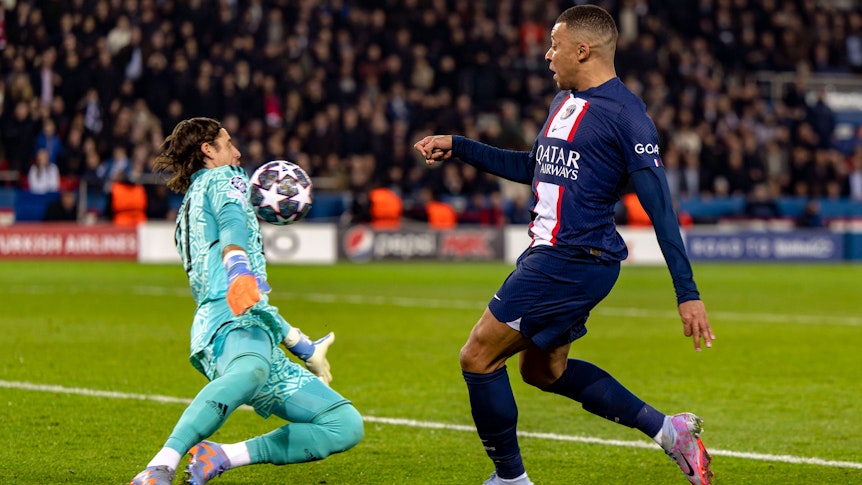 Yann Sommer (l.), ehemaliger Torhüter von Borussia Mönchengladbach, pariert im Trikot des FC Bayern München im Spiel gegen Paris Saint-Germain am 14. Februar 2023 einen Schuss von Kylian Mbappé.