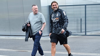 Gladbach-Manager Roland Virkus (l.) und Borussia-Trainer Daniel Farke (r.) im Borussia-Park, hier zu sehen am 26. Juni 2022. Virkus hat eine Jacke im Arm, Farke lächelt.