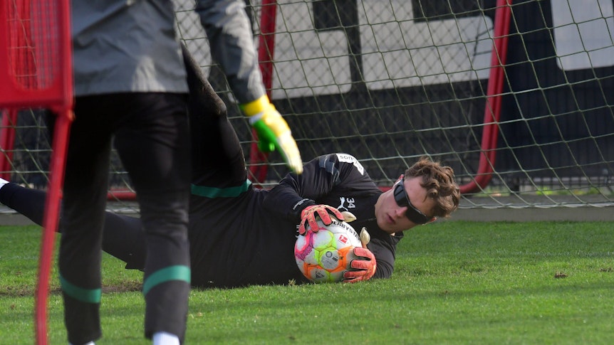 Jan Olschowsky trägt am 10. Januar 2023 eine spezielle Torwartbrille beim Training von Borussia Mönchengladbach im Borussia-Park