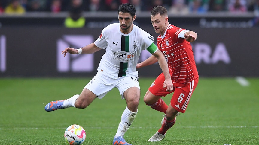 Borussia Mönchengladbach hat am Samstag (18. Februar 2023) 3:2 gegen den FC Bayern München gewonnen. Das Foto zeigt VfL-Kapitän Lars Stindl (l.) im Zweikampf mit Bayerns Joshua Kimmich (r.).