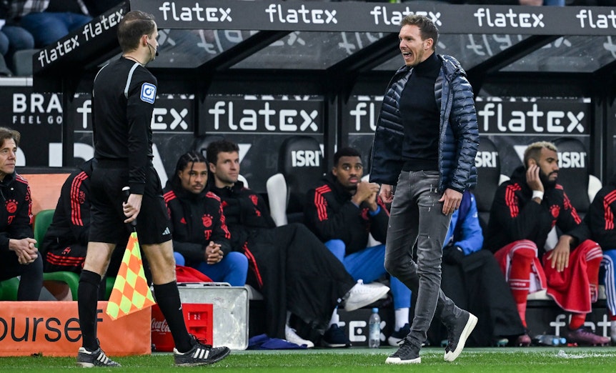 Emotionen pur! Bayern-München-Trainer Julian Nagelsmann (r.) hat sich bei der 2:3-Niederlage seiner Mannschaft am Samstag (18. Februar 2023) im Borussia-Park über das Schiedsrichter-Gespann geärgert. Hier brüllt er den Assistenten an.