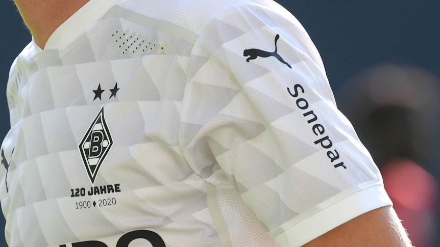 Der Elektrogroßhandel Sonepar hat die Partnerschaft mit Bundesligist Borussia Mönchengladbach bis 2029 verlängert. Auf dem Foto prangt der Name des Unternehmens auf dem Ärmel des Trikots der Fohlen.