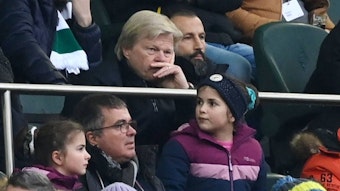 Oliver Kahn (l.) und Hasan Salihamidzic sitzen am 18. Februar 2023 auf der Tribüne im Borussia-Park beim Spiel des FC Bayern München bei Borussia Mönchengladbach. Beide Bayern-Entscheider blicken bedient drein, nachdem die Bayern wieder einmal bein Angstgegner in Mönchengladbach verloren.