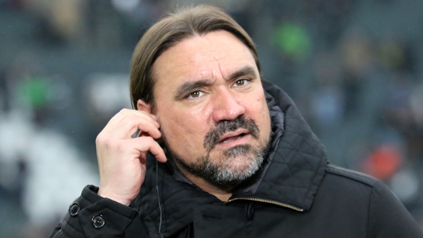 Gladbach-Trainer Daniel Farke hat am Samstag (18. Februar 2023) während des Bundesliga-Sieges gegen Bayern München nicht nur schöne Spielzüge seiner Mannschaft gesehen, sondern auch ein witziges TV-Interview gegeben. Auf diesem Foto hat Farke einen Kopfhörer am Ohr, er greift an seine rechte Schläfe.
