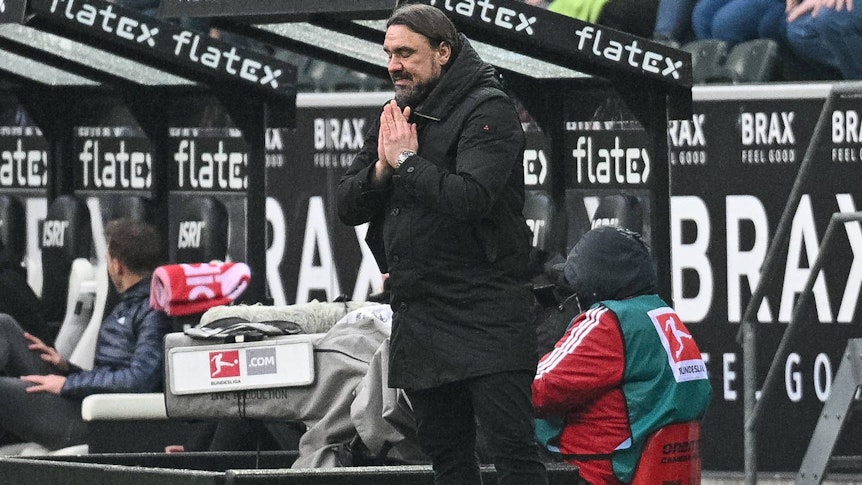 Daniel Farke, Trainer von Borussia Mönchengladbach, feierte am Samstag (18. Februar 2023) einen 3:2-Sieg gegen den FC Bayern München. Das Foto zeigt ihn an der Seitenlinie während des Spiels.