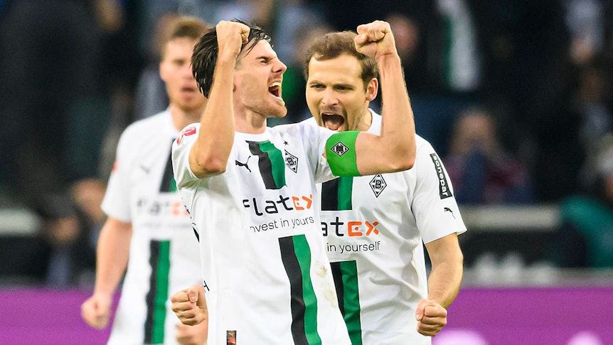 Schlussjubel im Borussia-Park: DFB-Nationalspieler und Gladbach-Star Jonas Hofmann (M.) ballt die Fäuste, schreit seine Freude heraus. Die Borussia hat Bayern München (18. Februar 2023) mit 3:2 besiegt. Im Hintergrund sind Tony Jantschke (r.) und Nico Elvedi (l.) zu sehen.