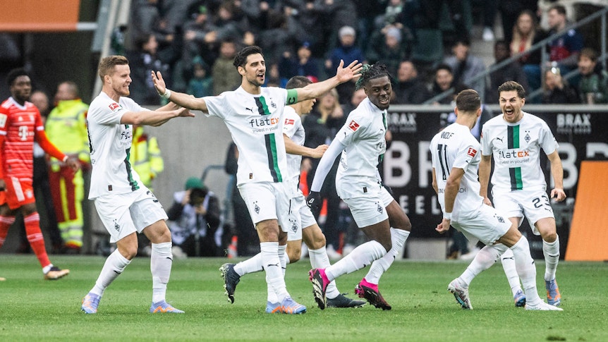 Die Gladbach-Profis um Kapitän Lars Stindl feiern am Karnevalssamstag (18. Februar 2023) einen Heimsieg-Rausch gegen Rekordmeister Bayern München. Stindl breitet die Arme aus, seine Kollegen um Jonas Hofmann jubeln ebenfalls.