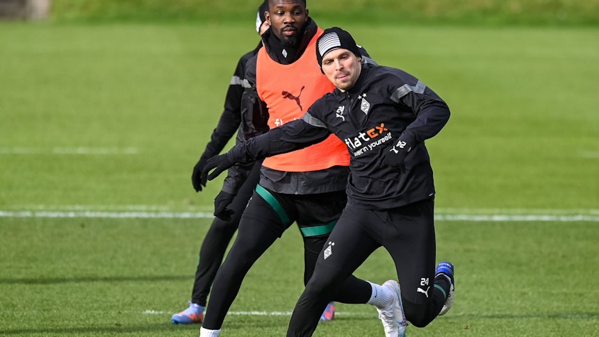 Tony Jantschke (vorne), hier bei einer Trainingseinheit am 1. Februar 2023 mit Teamkollege Marcus Thuram im Duell um den Ball, droht für die Partie zwischen Borussia Mönchengladbach und dem FSV Mainz 05 am Freitag (24. Februar/20.30 Uhr) auszufallen.