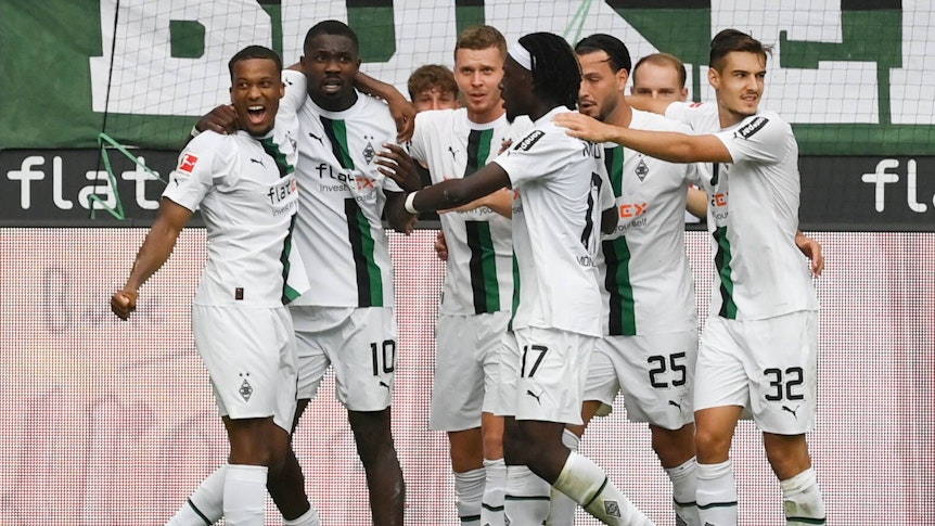 Marcus Thuram (2. v. l) und Manu Koné (3. v. r) sollen bei Paris St. Germain ganz oben auf dem Wunschzettel stehen. Das Foto zeigt die beiden Spieler von Borussia Mönchengladbach beim Torjubel am 6. August 2022 mit ihren Teamkollegen Alassane Plea (l.), Nico Elvedi (3. v. l.), Ramy Bensebaini (2. v. r) und Florian Neuhaus (r.).