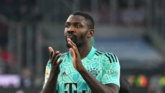 Marcus Thuram von Borussia Mönchengladbach applaudiert den Fans im Borussia-Park nach dem Bundesliga-Sieg gegen den FC Bayern München am 18. Februar 2023. Marcus Thuram trägt das türkise Torwart-Trikot von Yann Sommer.