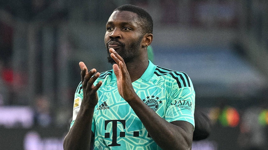 Marcus Thuram von Borussia Mönchengladbach applaudiert den Fans im Borussia-Park nach dem Bundesliga-Sieg gegen den FC Bayern München am 18. Februar 2023. Marcus Thuram trägt das türkise Torwart-Trikot von Yann Sommer.