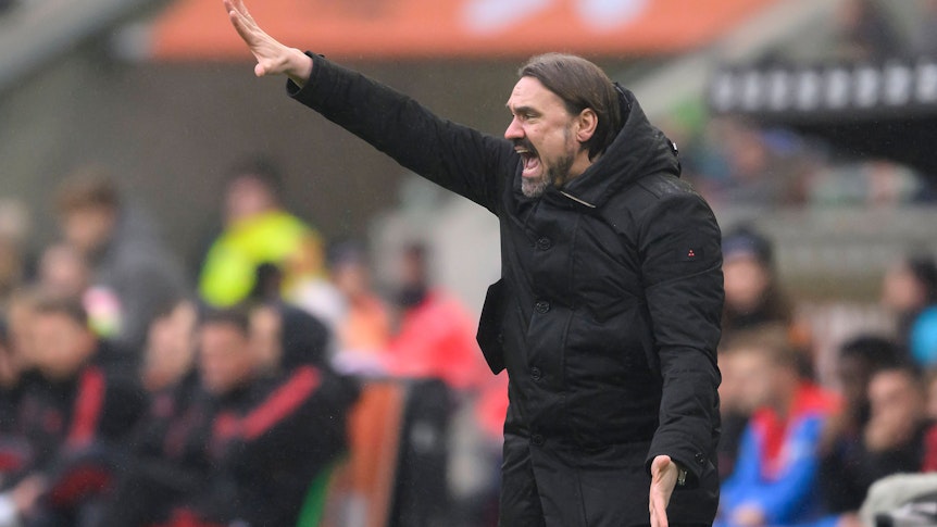 Daniel Farke, Trainer von Borussia Mönchengladbach, tritt mit seinem Team am Freitagabend (24. Februar 2023/20.30 Uhr) zum Auswärtsspiel beim 1. FSV Mainz 05 an. Das Foto zeigt ihn gestikulierend am Spielfeldrand während des Bundesliga-Spiels gegen den FC Bayern München im Borussia-Park am 18. Februar.