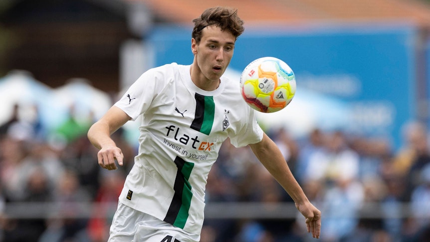 Gladbach-Profi und Eigengewächs Simon Walde, hier zu sehen am 10. Juli 2022 während eines Testspiels in Rottach-Egern, zählt zu den vielversprechenden Talenten bei der Borussia vom Niederrhein. Walde hat den Ball im Blick.