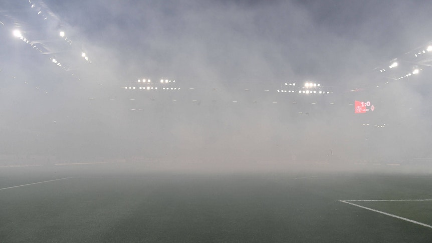 Rauchschwaden im Mainzer Stadion am Freitagabend (24. Februar 2023) während der Bundesliga-Partie des FSV gegen Borussia Mönchengladbach.