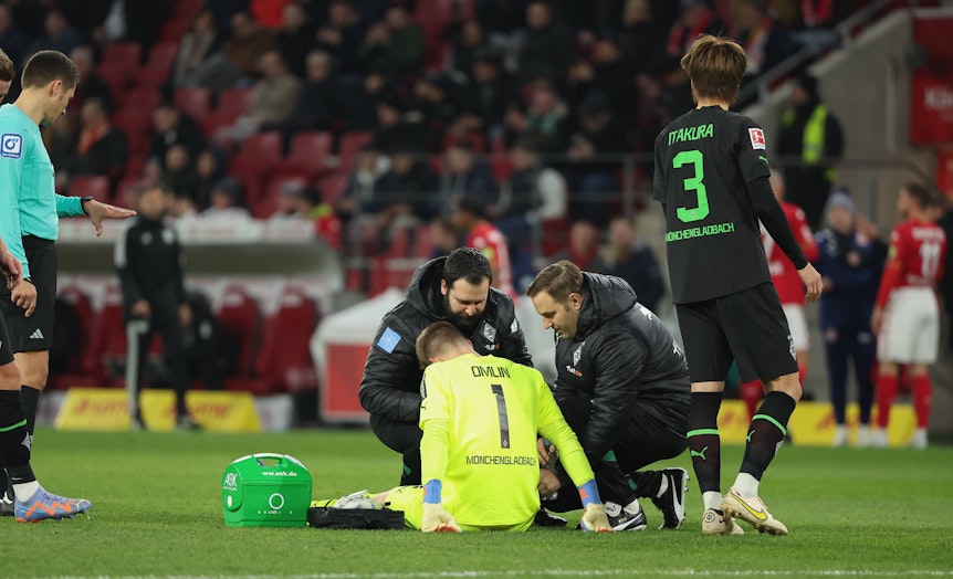 Torwart Jonas Omlin von Borussia Mönchengladbach (sitzend) muss am 24. Februar 2023 beim Auswärtsspiel gegen Mainz 05 behandelt werden.
