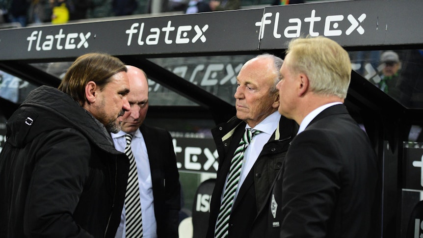 Weiter so, Borussia? Gladbach-Trainer Daniel Farke im Gespräch mit Geschäftsführer Stephan Schippers, Präsident Rolf Königs und Vizepräsident Stefan Stegemann (v.l.n.r.). Dieses Foto zeigt die Runde am 11. November 2022 im Borussia-Park.