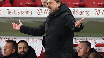 Daniel Farke, Trainer von Borussia Mönchengladbach, macht während des Bundesliga-Spiels in Mainz am 24. Februar 2023 eine fragende Geste in seiner Coaching-Zone und streckt seine beiden Arme zur Seite.