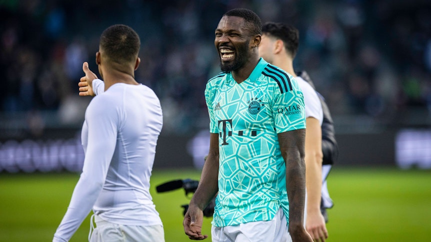 Marcus Thuram trägt am 18. Februar 2023 ein Trikot des FC Bayern München. Nach dem Spiel von Borussia Mönchengladbach gegen die Bayern läuft Thuram im Trikot von Yann Sommer über den Rasen im Borussia-Park und grinst.