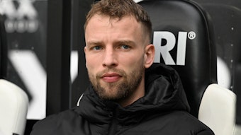 Marvin Friedrich sitzt vor dem Bundesliga-Spiel von Borussia Mönchengladbach gegen den FC Bayern München am 18. Februar 2023 auf der Ersatzbank im Borussia-Park.