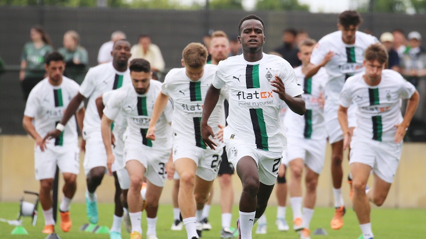 Beim Training von Borussia Mönchengladbach am 26. Juni 2022 im Borussia-Park absolvieren die Spieler eine Laufeinheit. Zahlreiche Gladbach-Spieler laufen dabei Famana Quizera hinterher, der im Bild-Vordergrund zu sehen ist.
