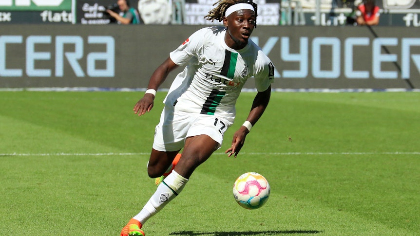 Manu Koné von Borussia Mönchengladbach, hier am 6. August 2022 beim Bundesliga-Spiel gegen die TSG 1899 Hoffenheim am Ball.