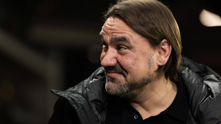 Daniel Farke, Trainer von Borussia Mönchengladbach, hier am 24. Februar 2023 vor der Partie beim 1. FSV Mainz 05 mit schelmischem Blick.