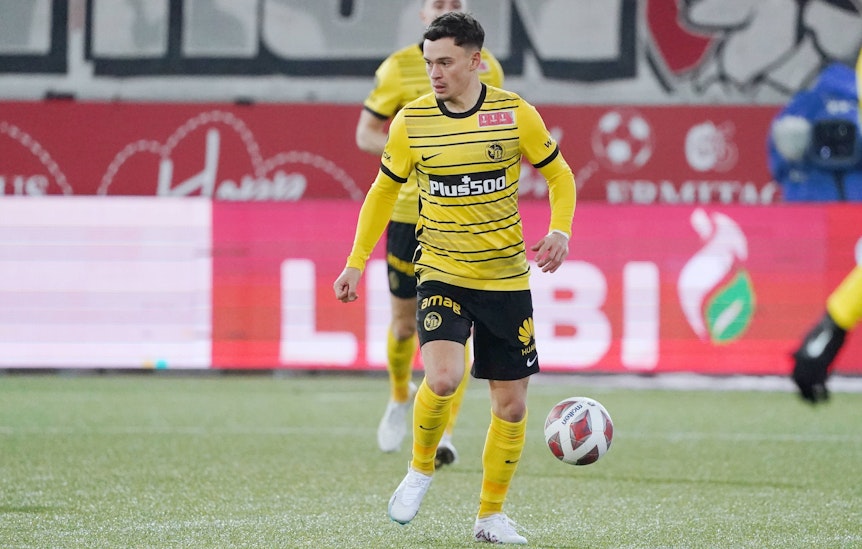 Der Schweizer Nationalspieler Fabian Rieder, hier im Trikot von BSC Young Boys Bern gegen den FC Thun (28. Februar 2023) zu sehen, ist angeblich als Zugang bei Borussia Mönchengladbach im Gespräch. Rieder hat den Ball vor sich und schaut sich nach einer Anspielstation um.