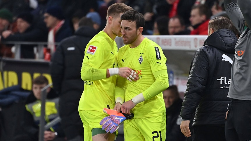 Gladbach hat vor dem Bundesliga-Duell (4. März 2023) gegen den SC Freiburg ein Torwart-Problem. Sehr wahrscheinlich fällt Jonas Omlin (l.) mit einer Blessur aus. Dafür rückt wohl die Nummer drei, Tobias Sippel (r.), ins Borussia-Tor. Auf diesem Bild sprechen sich Omlin und Sippel bei einer Auswechslung noch kurz miteinander ab.