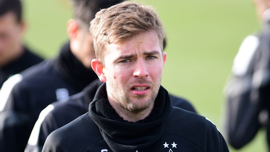 Christoph Kramer, Spieler von Borussia Mönchengladbach, hier bei einer Trainingseinheit am 9. Februar 2023 auf dem Trainingsplatz im Borussia-Park, skeptisch schauend.